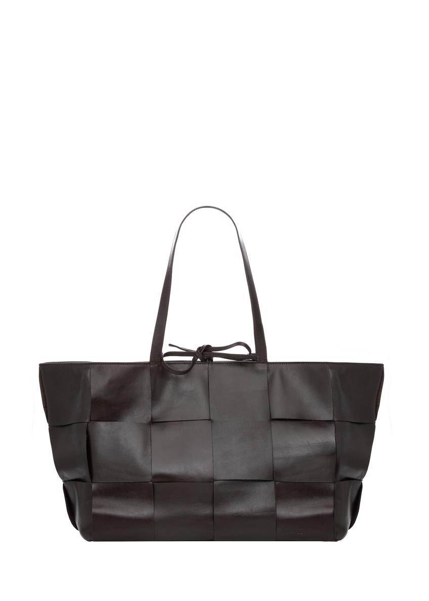 Brązowa duża skórzana torebka damska TORES-1299-1H(W26), widok produktu z przodu na białym tle.