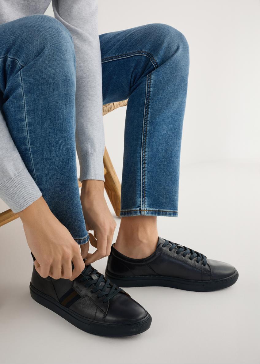 Granatowe skórzane buty męskie BUTYM-0430A-7E(W26), widok produktu od boku na modelu, widoczna połowa sylwetki.