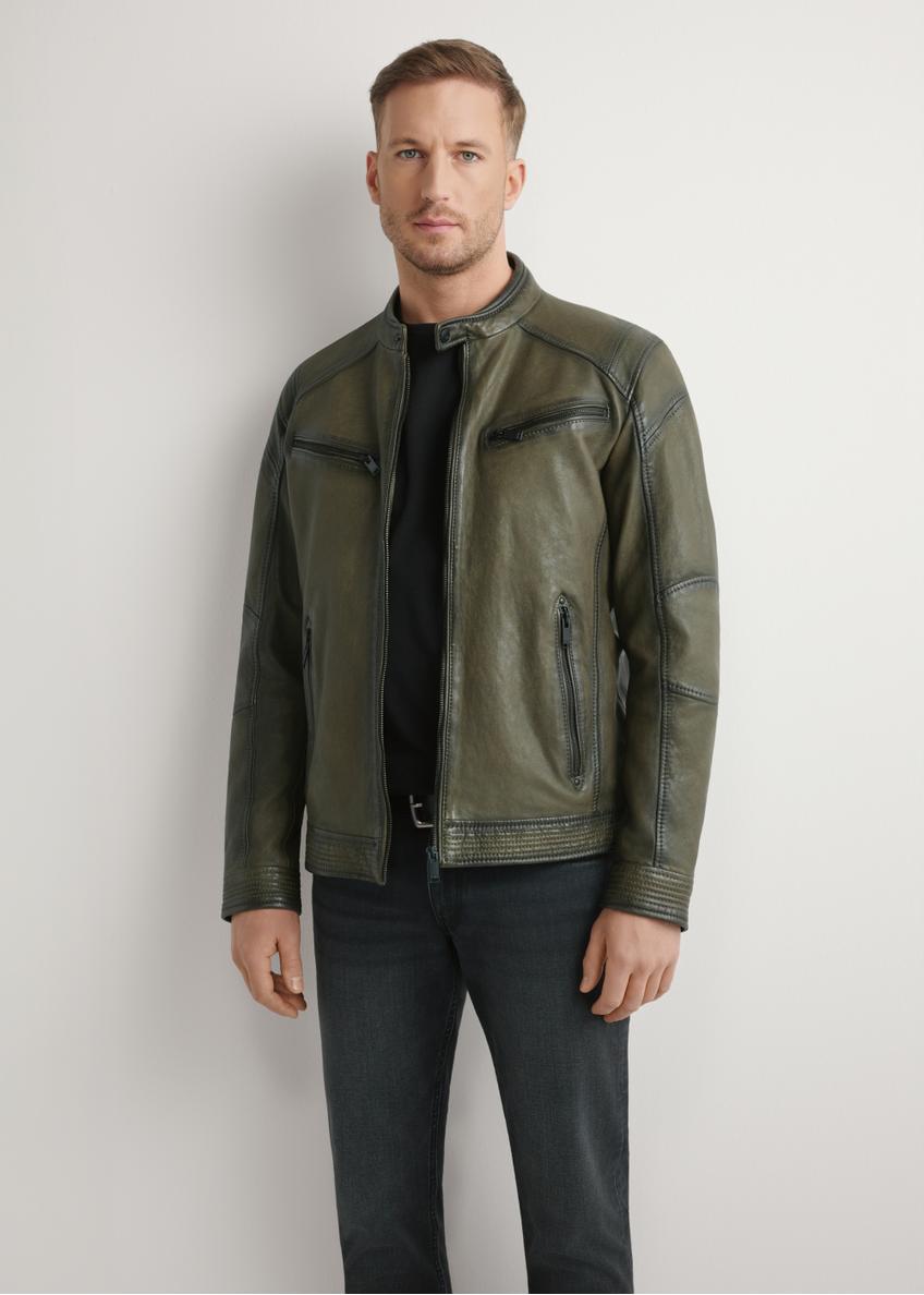 Skórzana kurtka męska w kolorze khaki KURMS-0403-8D(W26) - widok produktu z przodu, na modelu, na jasnym tle. Widoczna sylwetka do kolan.