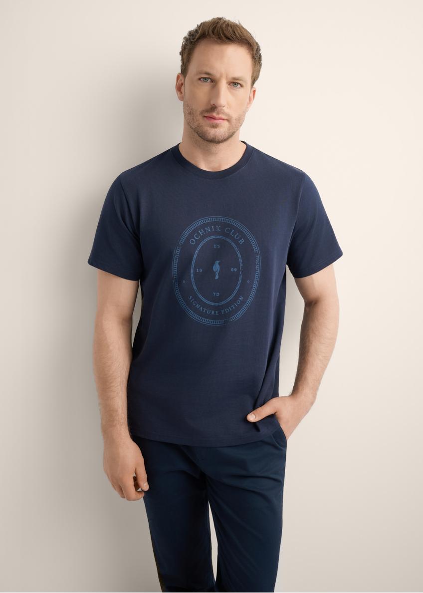 Granatowy bawełniany T-shirt męski z nadrukiem TSHMT-0152-7E(Z26), widok produktu z przodu na modelu. Widoczna połowa sylwetki.