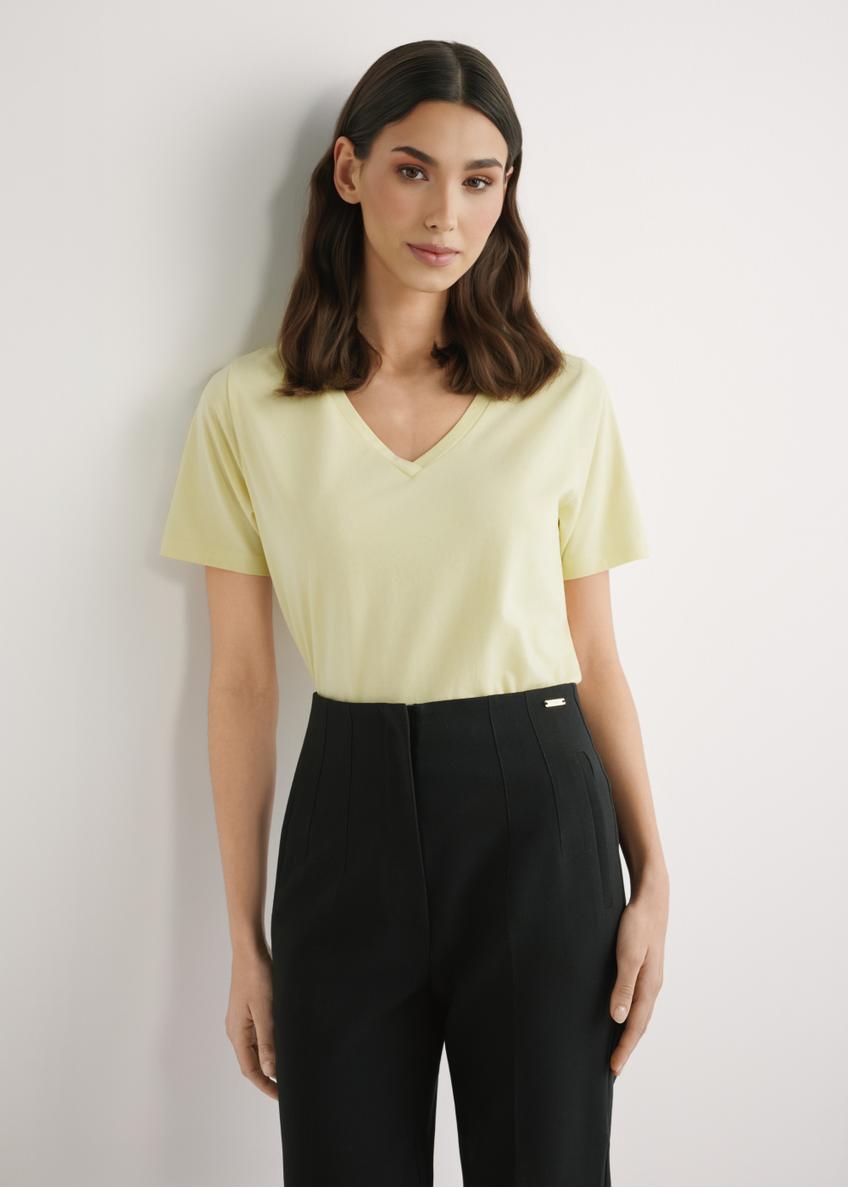 Jasnożółty T-shirt damski basic TSHDT-0120-2A(W26), widok produktu z przodu na modelce. Widoczna połowa sylwetki.