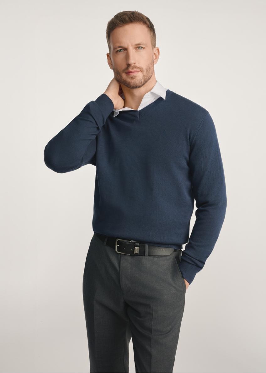 Granatowy sweter męski z logo SWEMT-0159A-68(Z25) - widok produktu z przodu na modelu na białym tle. Widoczna połowa sylwetki.