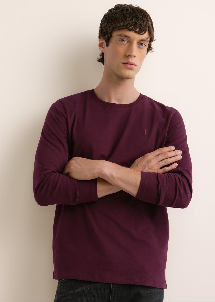 Bordowy bawełniany longsleeve męski LSLMT-0013-4D(Z26), widok produktu z przodu na modelu. Widoczna połowa sylwetki.