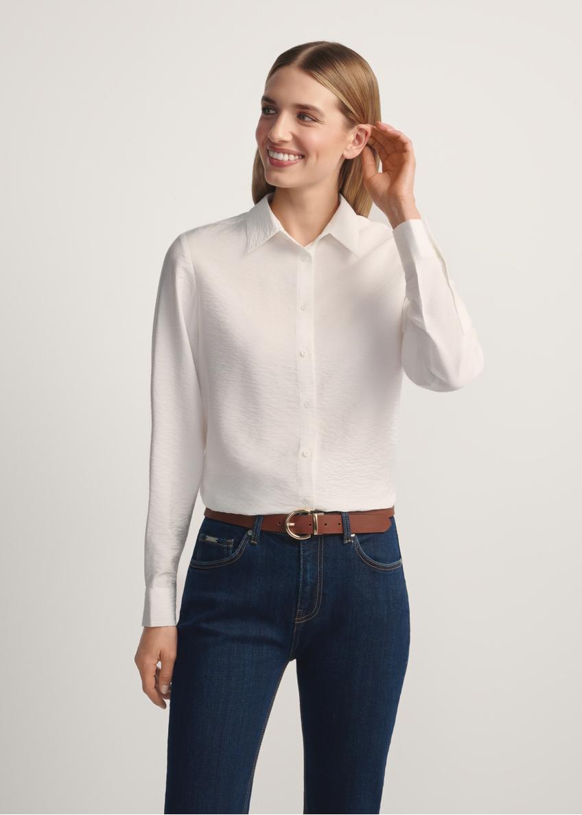Biała koszula damska KOSDT-0180-0P(W26), widok produktu z przodu na modelce. Widoczna połowa sylwetki.