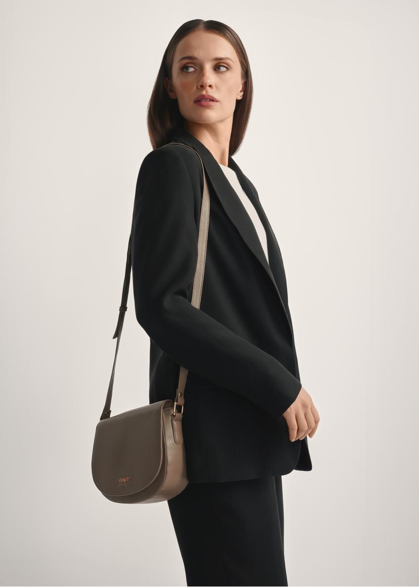 Ciemnobeżowa skórzana półokrągła torebka listonoszka TORES-0972F-1K(W26)