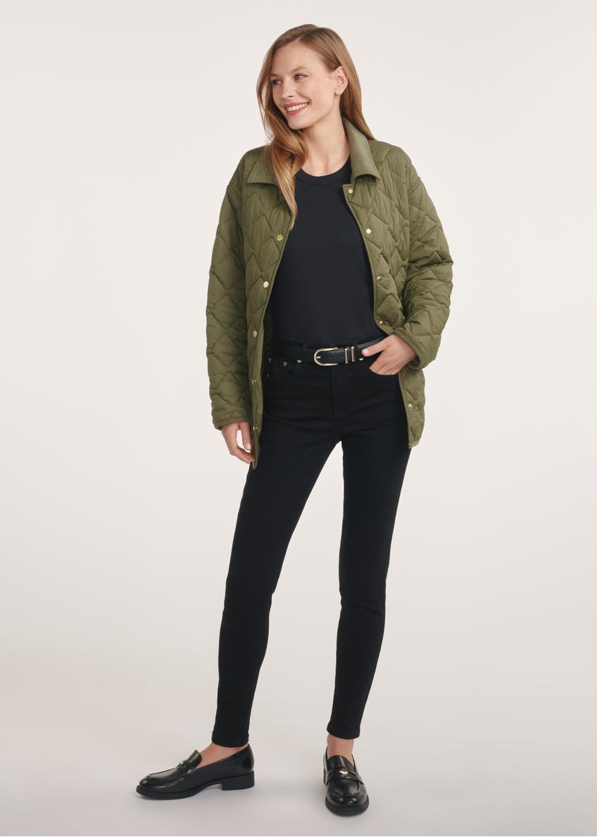 Kurtka damska z kołnierzem w kolorze khaki KURDT-0596-55(Z25), widok produktu z przodu na modelce. Widoczna cała sylwetka.