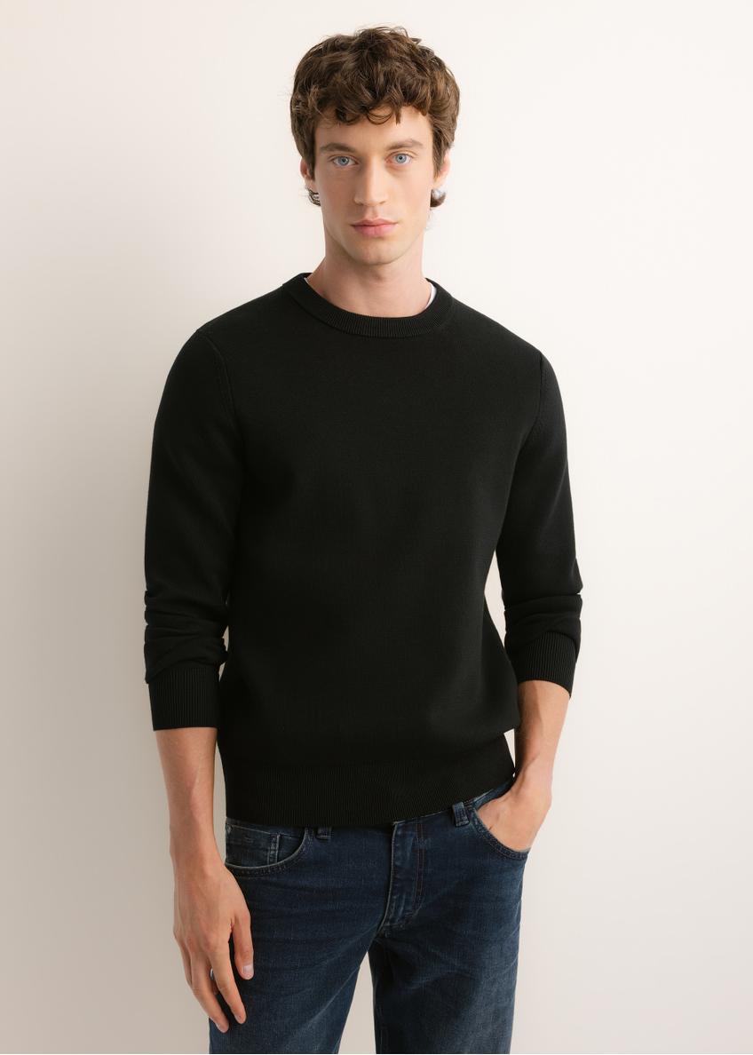 Czarny sweter męski SWEMT-0217-99(Z26), widok produktu z przodu na modelu, na jasnym tle.