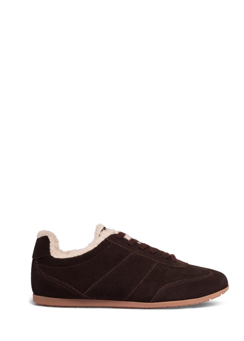 Zamszowe ciemnobrązowe sneakersy damskie BUTYD-1292-1I(Z26), widok produktu z boku na białym tle.