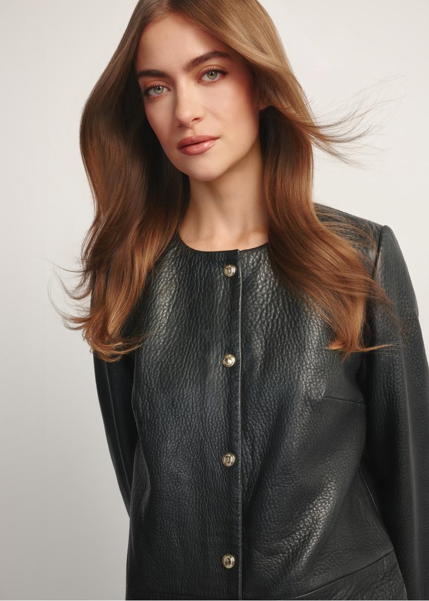 Czarna skórzana kurtka damska KURDS-0583-99(W26), zbliżenie na detal produktu na sylwetce modelki.