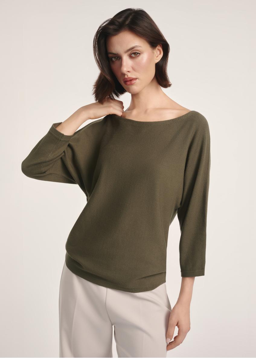 Bluzka damska w kolorze khaki BLUDT-0178-54(Z25), produkt widoczny od przodu na modelce, widoczne pół sylwetki.