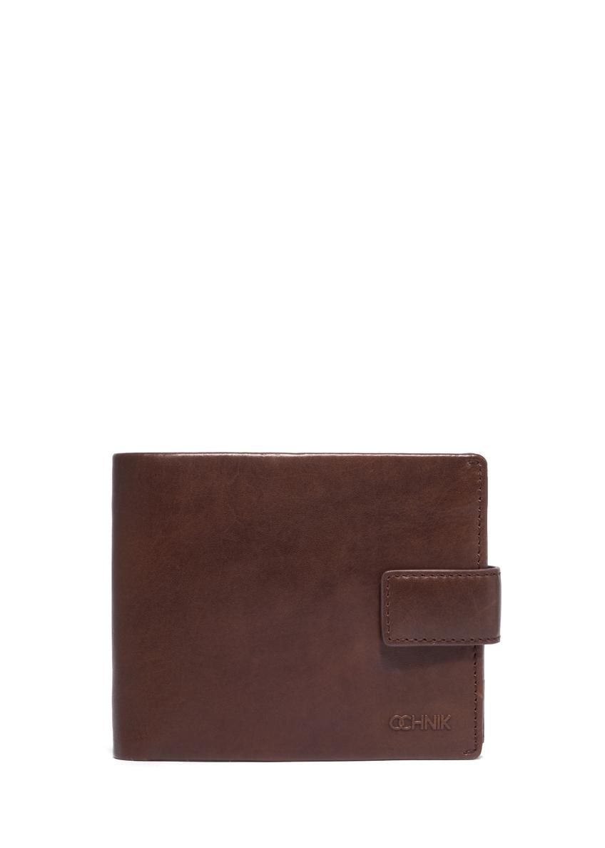 Ciemnobrązowy skórzany portfel męski PORMS-0733-1I(Z26), widok produktu z przodu na białym tle.