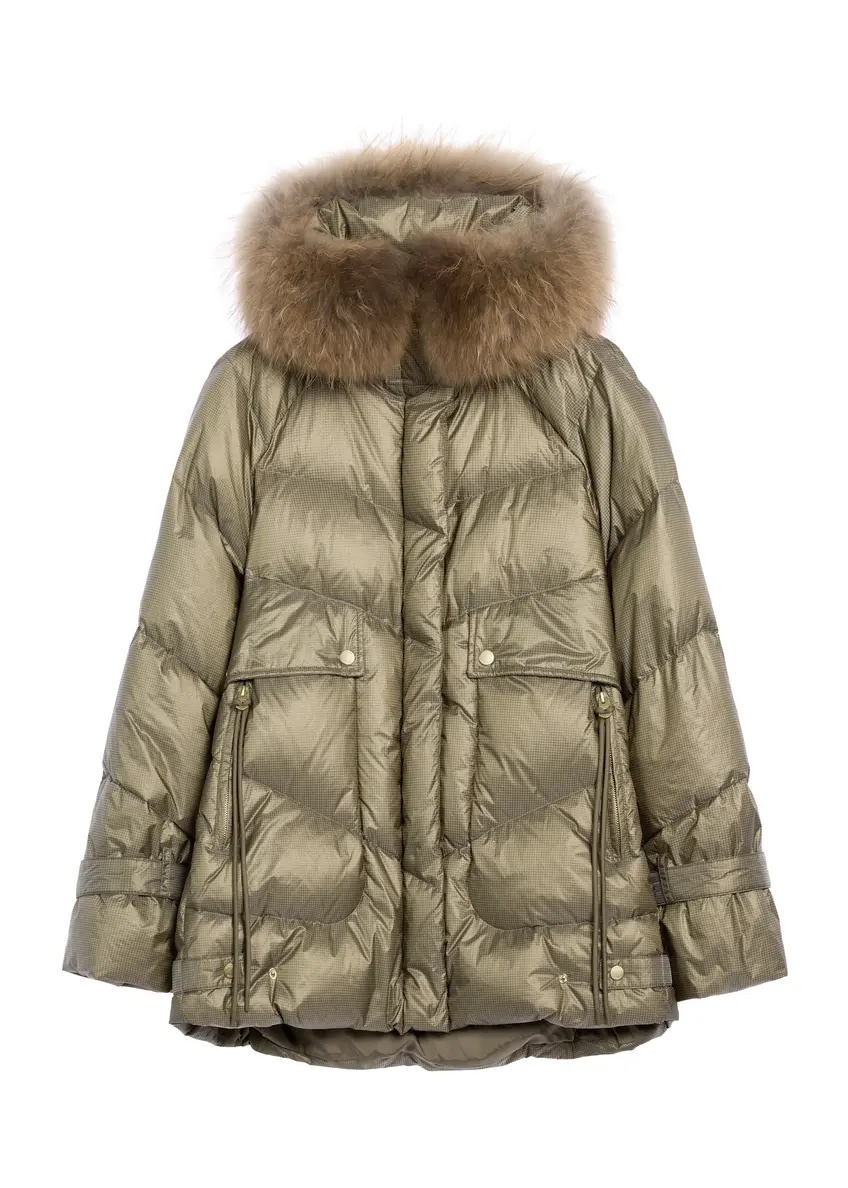 Oliwkowa kurtka damska z naturalnym ociepleniem KURDT-0619-57(Z25), widok produktu od przodu na białym tle.