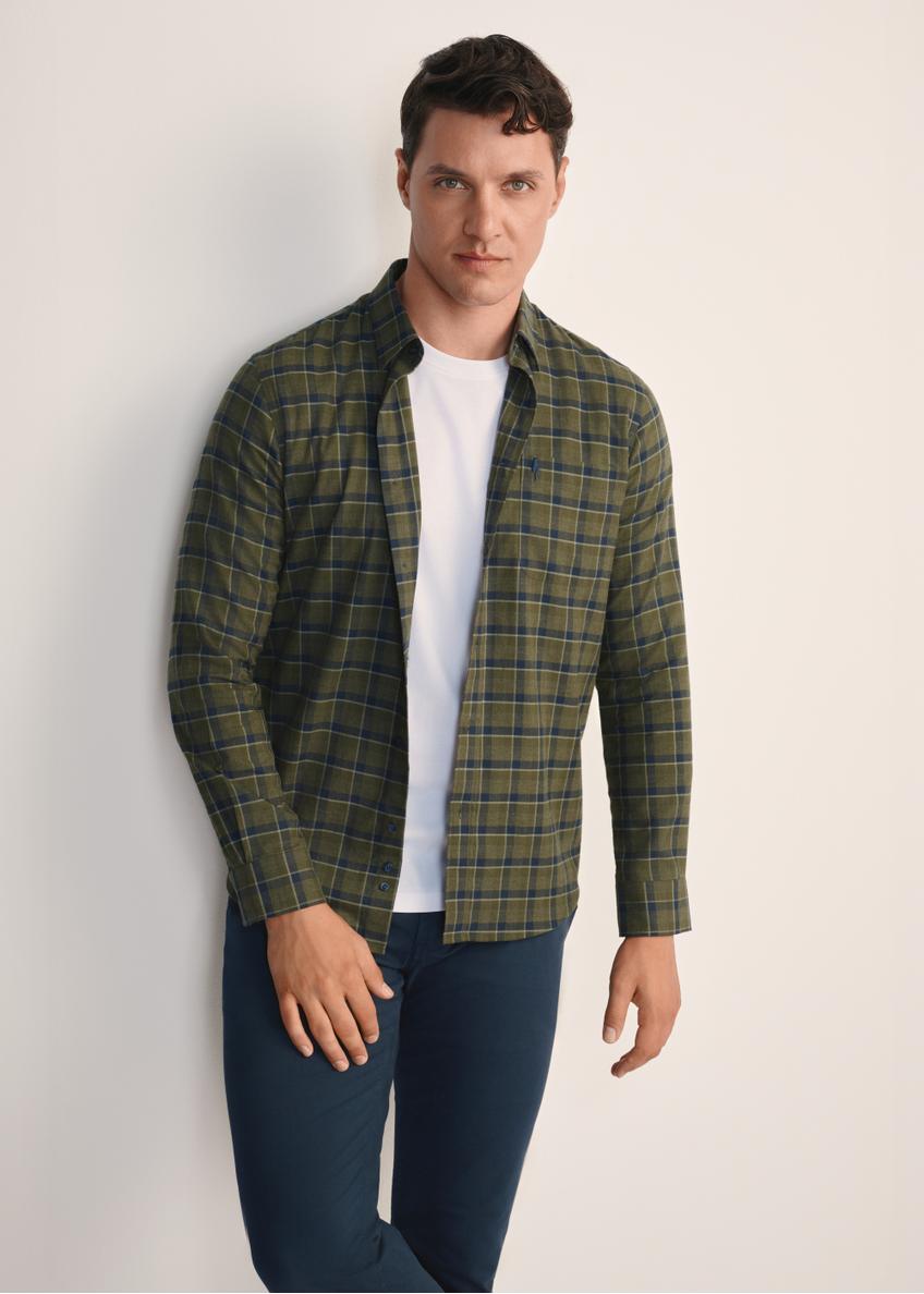 Koszula męska w kratę khaki KOSMT-0333-55(Z25), widok produktu z przodu na modelu. Widoczna połowa sylwetki.