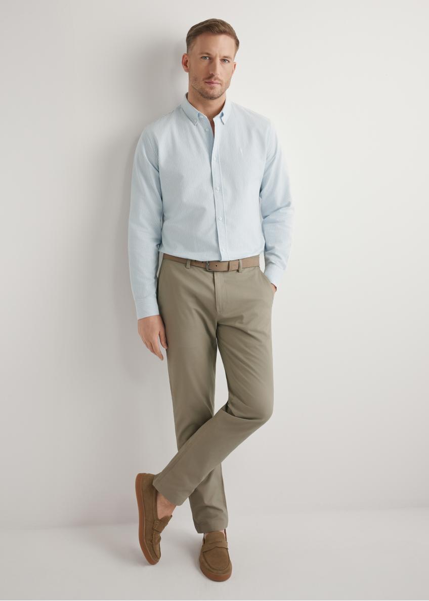 Bawełniana błękitna koszula męska w paski KOSMT-0354-7B(W26), widok produktu z przodu na modelu. Widoczna cała sylwetka.