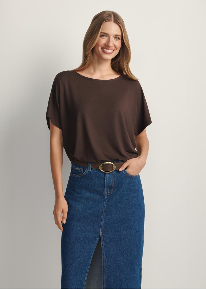 Brązowa bluzka damska ze ściągaczem BLUDT-0170-1I(W26), widok produktu z przodu na modelce. Widoczna połowa sylwetki.