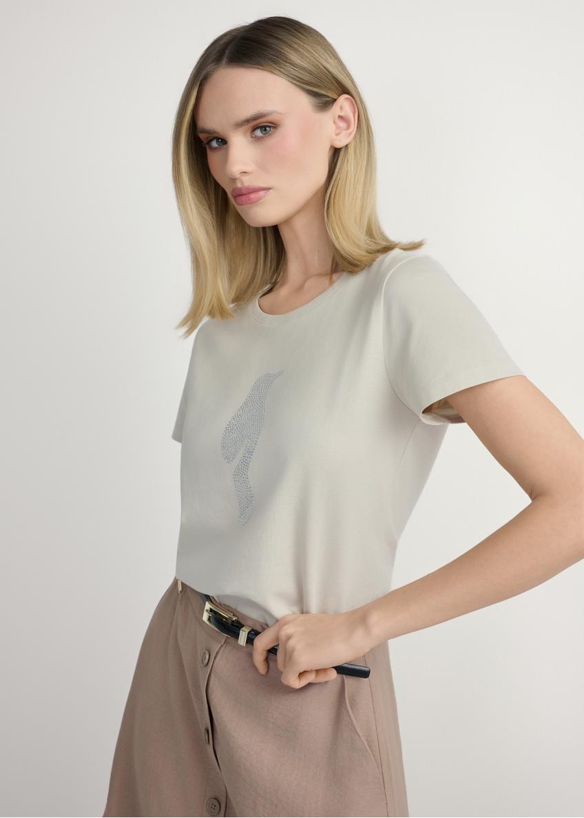 Jasnobeżowy T-shirt damski z logo TSHDT-0157-1A(W26), widok produktu z przodu na modelce. Widoczna połowa sylwetki.