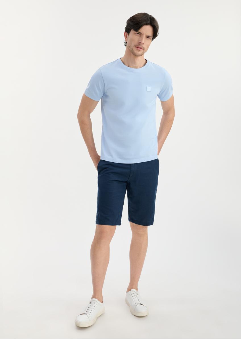 Błękitny T-shirt męski z bawełny TSHMT-0100-60(W25), widok produktu przodem na modelu. Widoczna cała sylwetka.