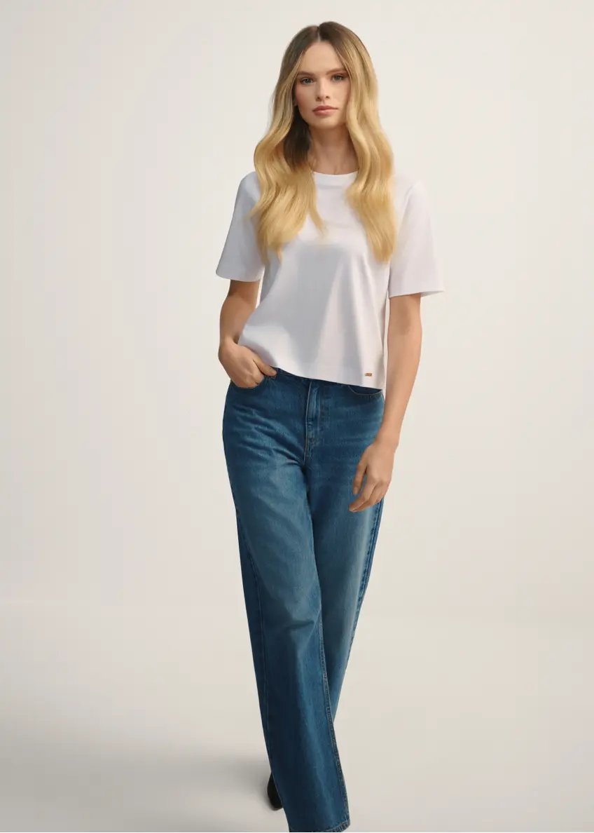 Krótki T-shirt z bawełny merceryzowanej TSHDT-0147-11(Z25), widok produktu z przodu na modelce. Widoczna cała sylwetka.