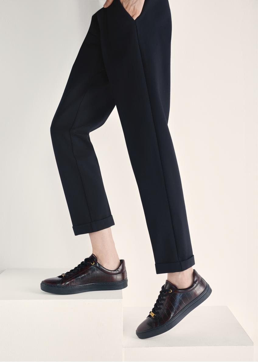 Skórzane buty damskie w kolorze bordowym BUTYD-1188-09(Z25), widok produktu na stopach modelki na jasnym tle.