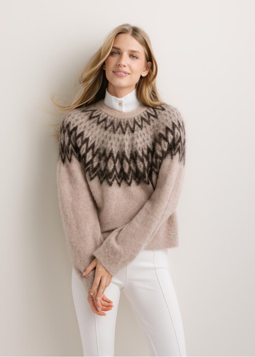 Sweter damski w kolorze chłodnego beżu z wełną SWEDT-0284-1J(Z26), widok produktu od przodu na modelce. Widoczna połowa sylwetki.