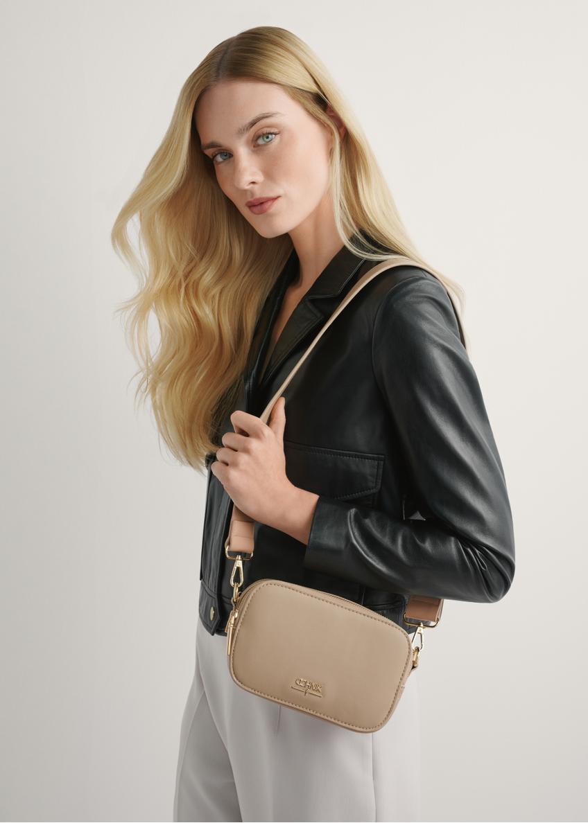 Beżowa mała torebka damska TOREC-1172-1B(W26), widok produktu z przodu na ramieniu modelki. Widoczna połowa sylwetki.