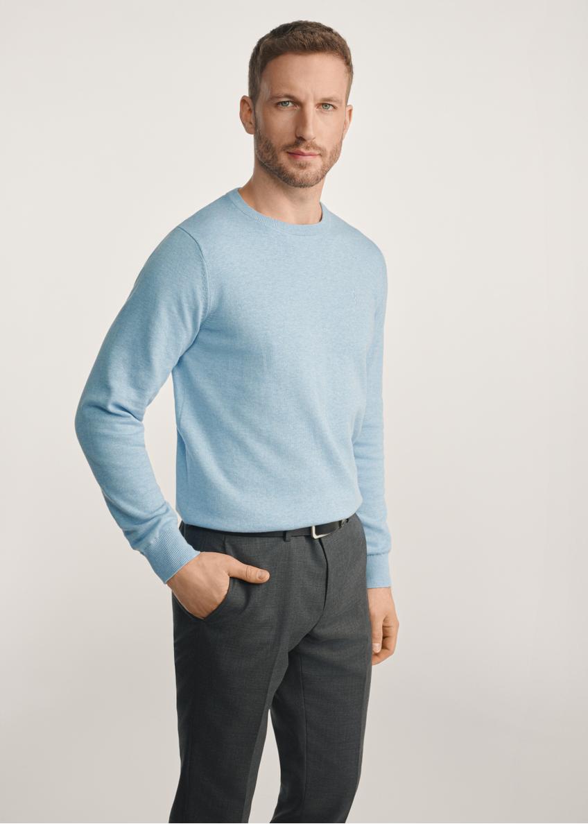 Niebieski bawełniany sweter męski SWEMT-0114A-61(Z25), produkt widoczny od przodu na modelu, widoczne pół sylwetki.