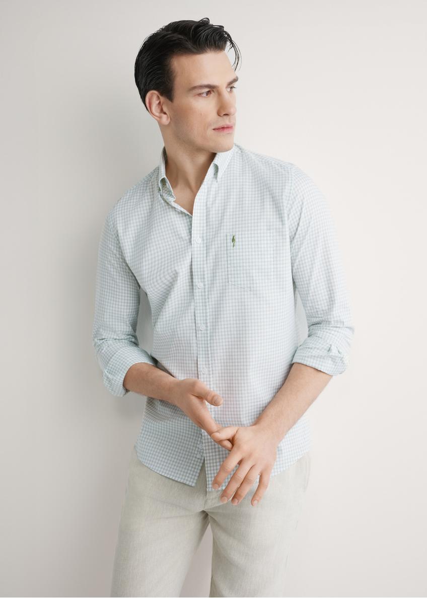 Bawełniana koszula męska w szałwiową kratkę KOSMT-0277-8F(W26), widok produktu z przodu na modelu. Widoczna połowa sylwetki.