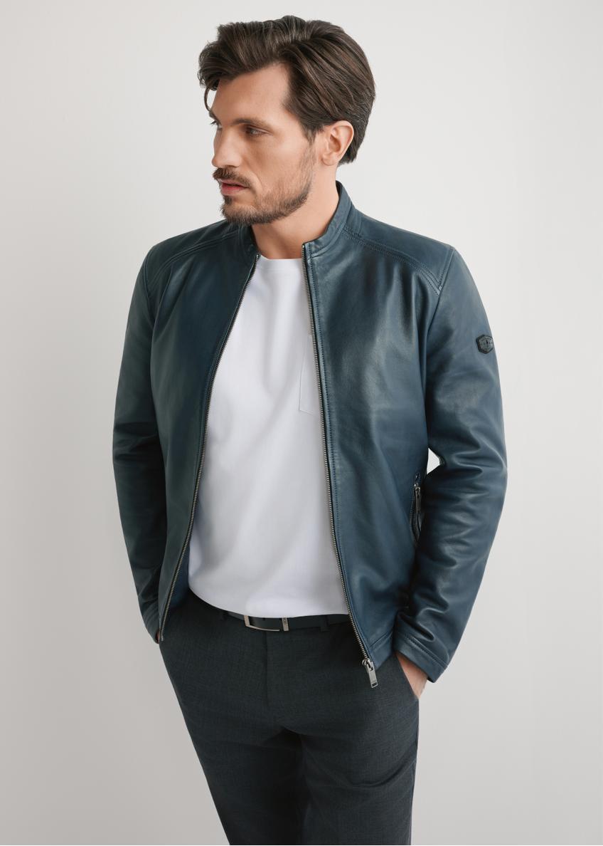 Granatowa skórzana kurtka męska KURMS-0329-7E(W26) - widok produktu z przodu, na modelu, na jasnym tle. Widoczna sywletka do kolan. 