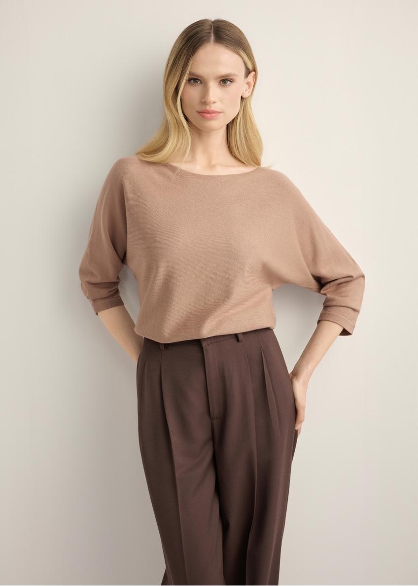 Bluzka damska w kolorze camelu BLUDT-0178-1D(Z26), widok produktu z przodu na modelce. Widoczna połowa sylwetki.