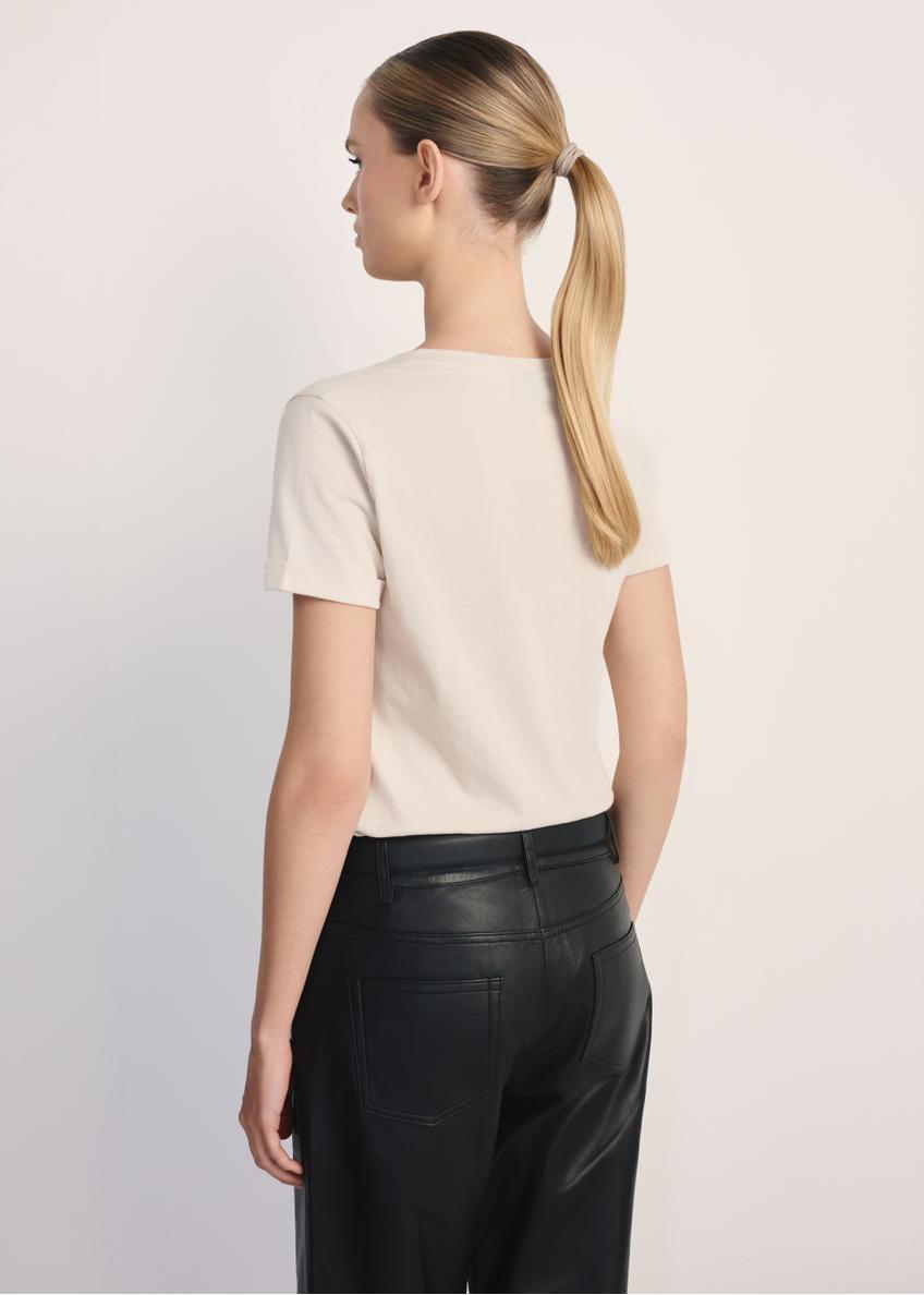 Beżowy T-shirt damski w serek TSHDT-0118A-80(Z25)