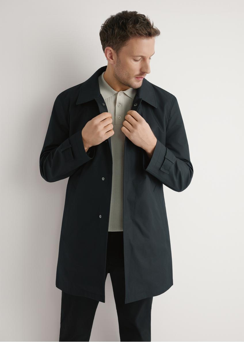 Czarna kurtka męska z ociepleniem KURMT-0408-99(W26), widok produktu z przodu na modelu. Widoczna połowa sylwetki.