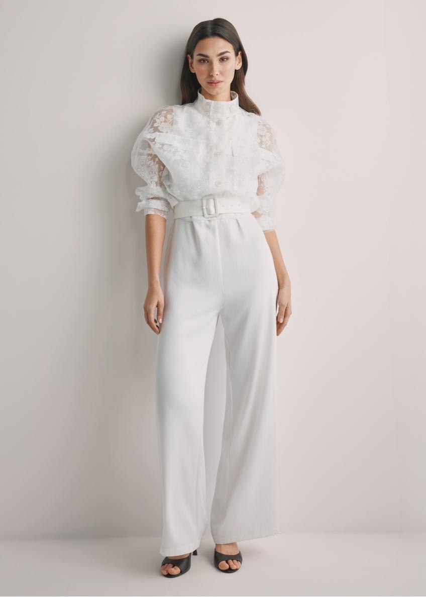 Biała koronkowa koszula damska KURDT-0637-0A(W26), widok produktu z przodu na modelce. Widoczna cała sylwetka.