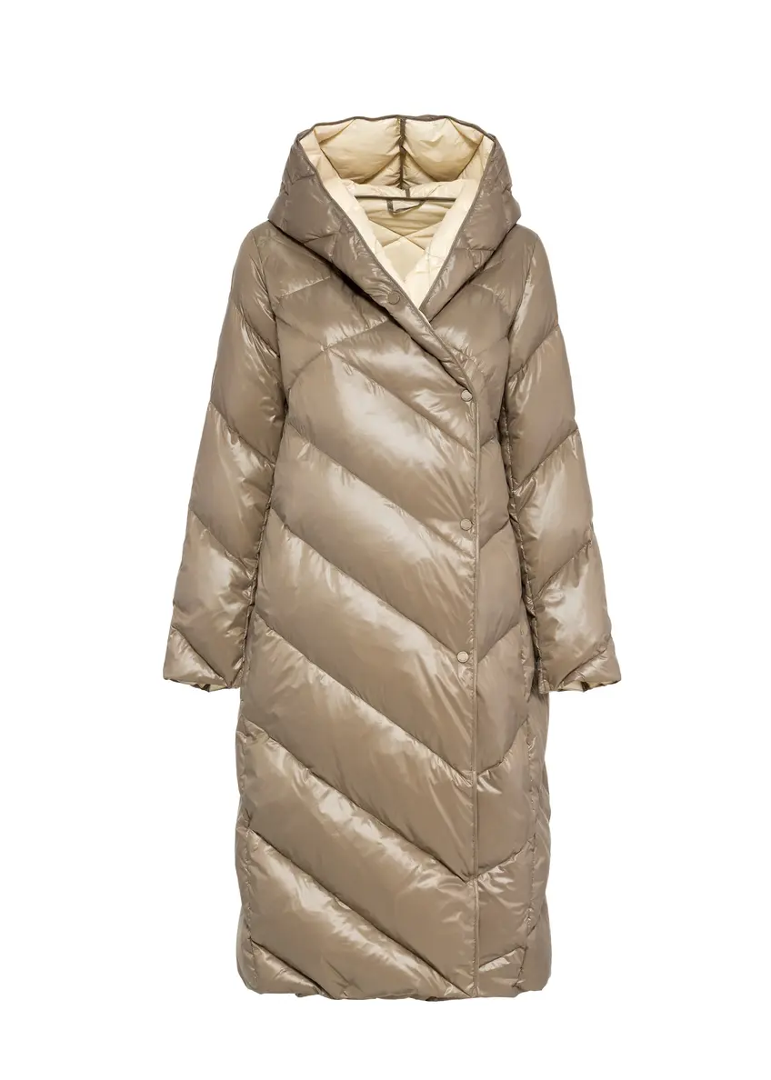 Długa oliwkowa kurtka zimowa damska KURDT-0542A-57(Z25) - widok produktu z przodu na białym tle. 