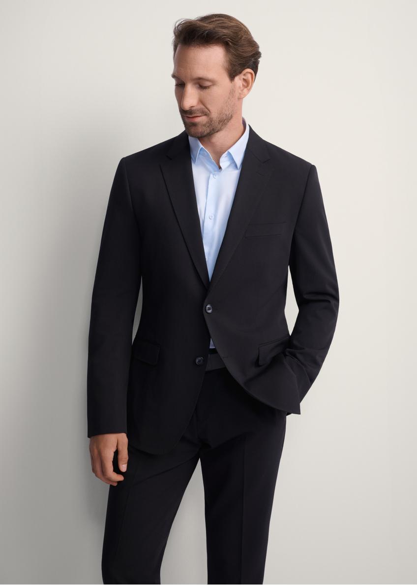 Czarna marynarka męska MARMT-0019-99(Z25), widok produktu od przodu na modelu, widoczna połowa sylwetki.