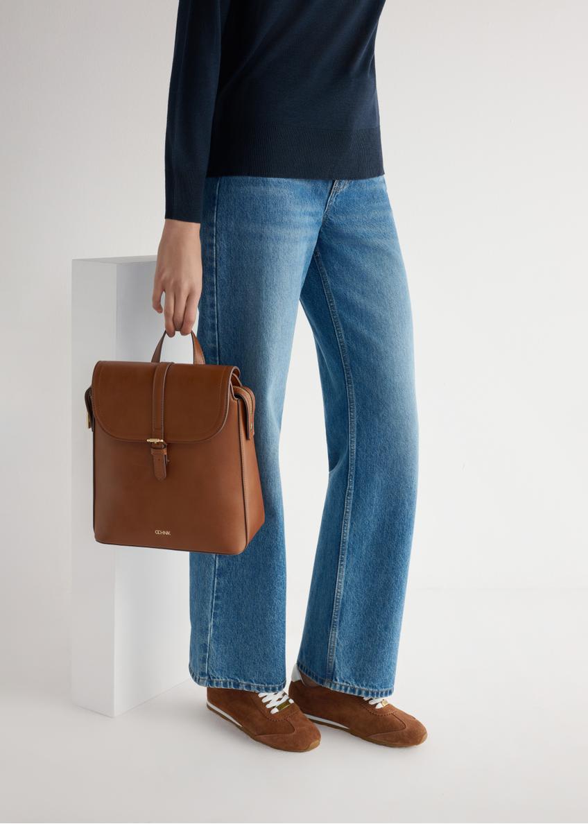 Zamszowe buty damskie w kolorze camelu BUTYD-1276-1D(W26), widok produktu z boku na stopach modelki.