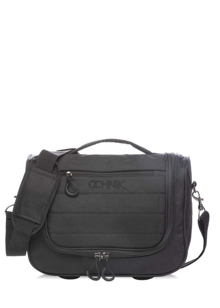 Czarna duża kosmetyczka WALNY-0045-99-14(W26), widok produktu z przodu na białym tle.