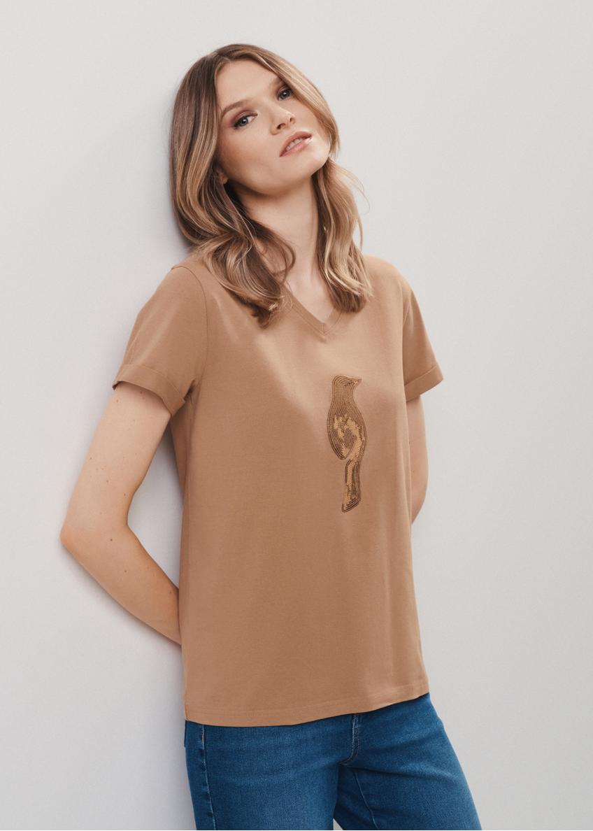 T-shirt damski w kolorze camel z aplikacją wilgi TSHDT-0116-24(Z23)