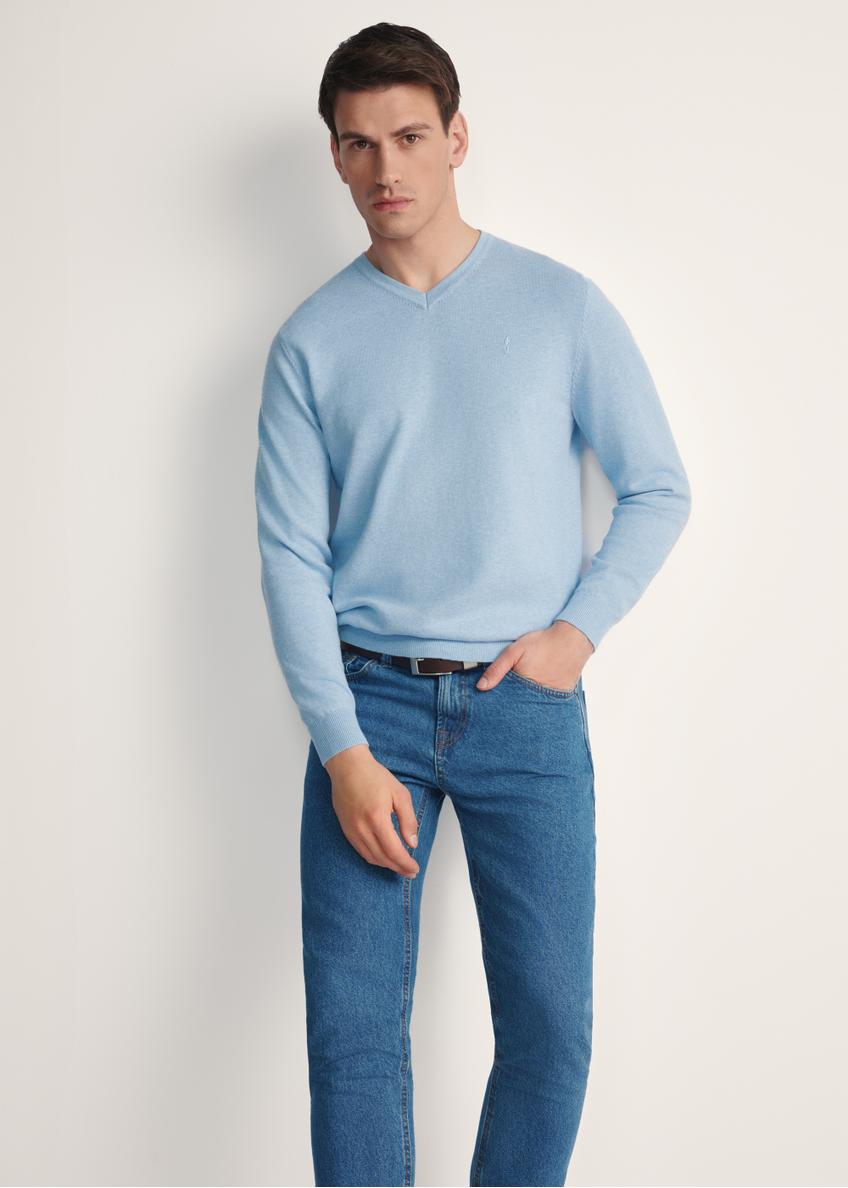 Niebieski sweter męski z logo SWEMT-0159A-61(Z25), widok produktu z przodu na modelu. Widoczna połowa sylwetki.