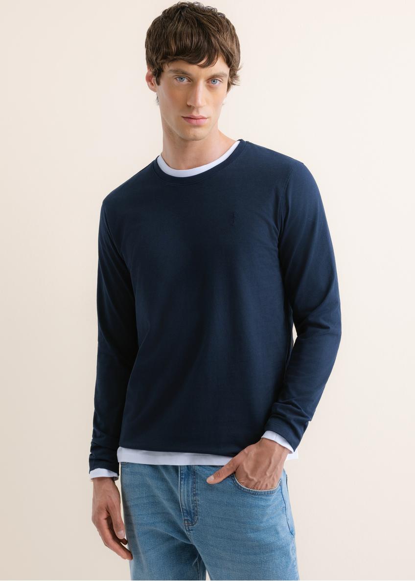 Ciemnogranatowy bawełniany longsleeve męski LSLMT-0013-7E(Z26), widok produktu z przodu na modelu. Widoczna połowa sylwetki.