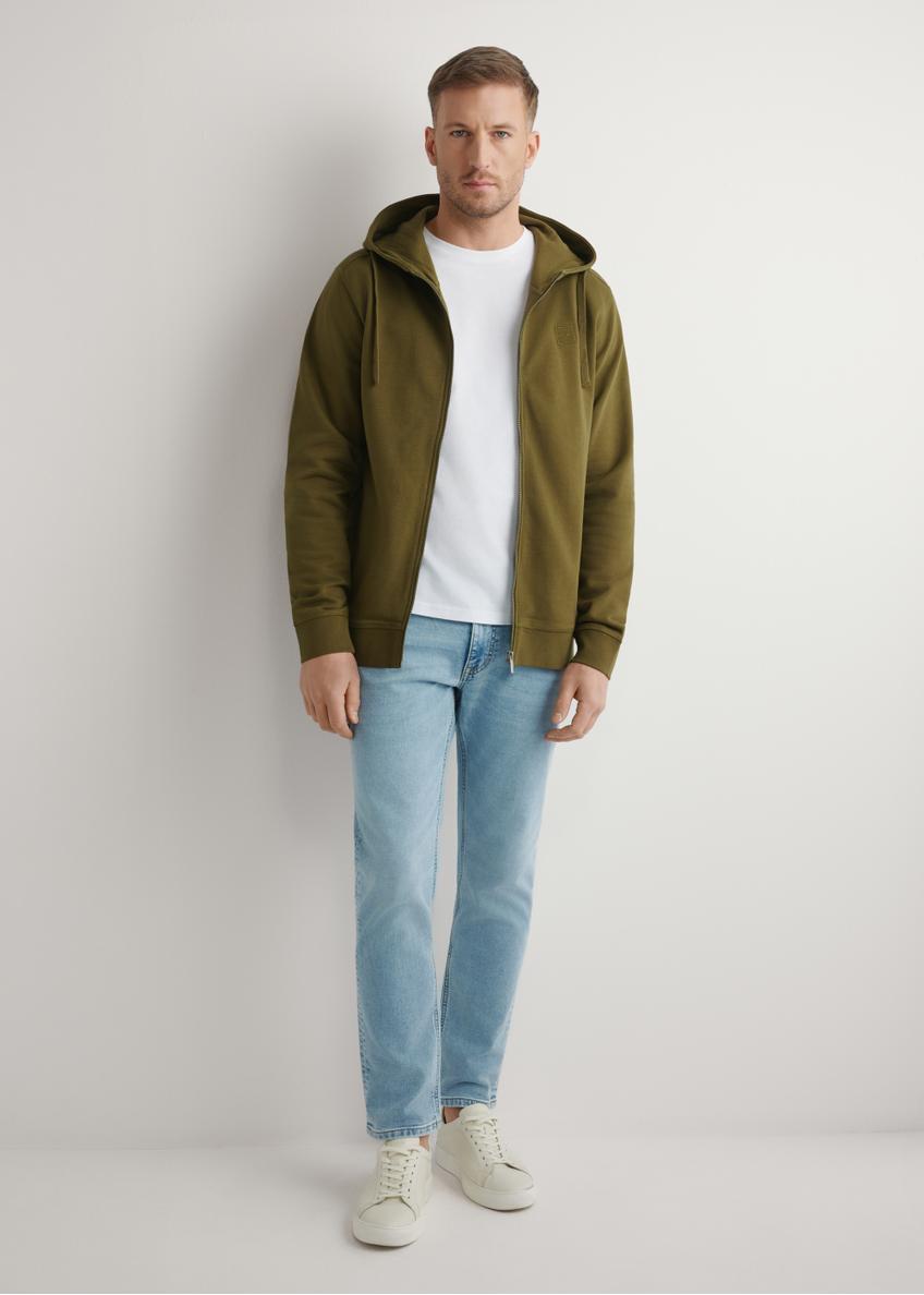 Bluza męska z suwakiem w kolorze khaki BLZMT-0078-8D(W26), widok produktu z przodu na modelu. Widoczna połowa sylwetki.