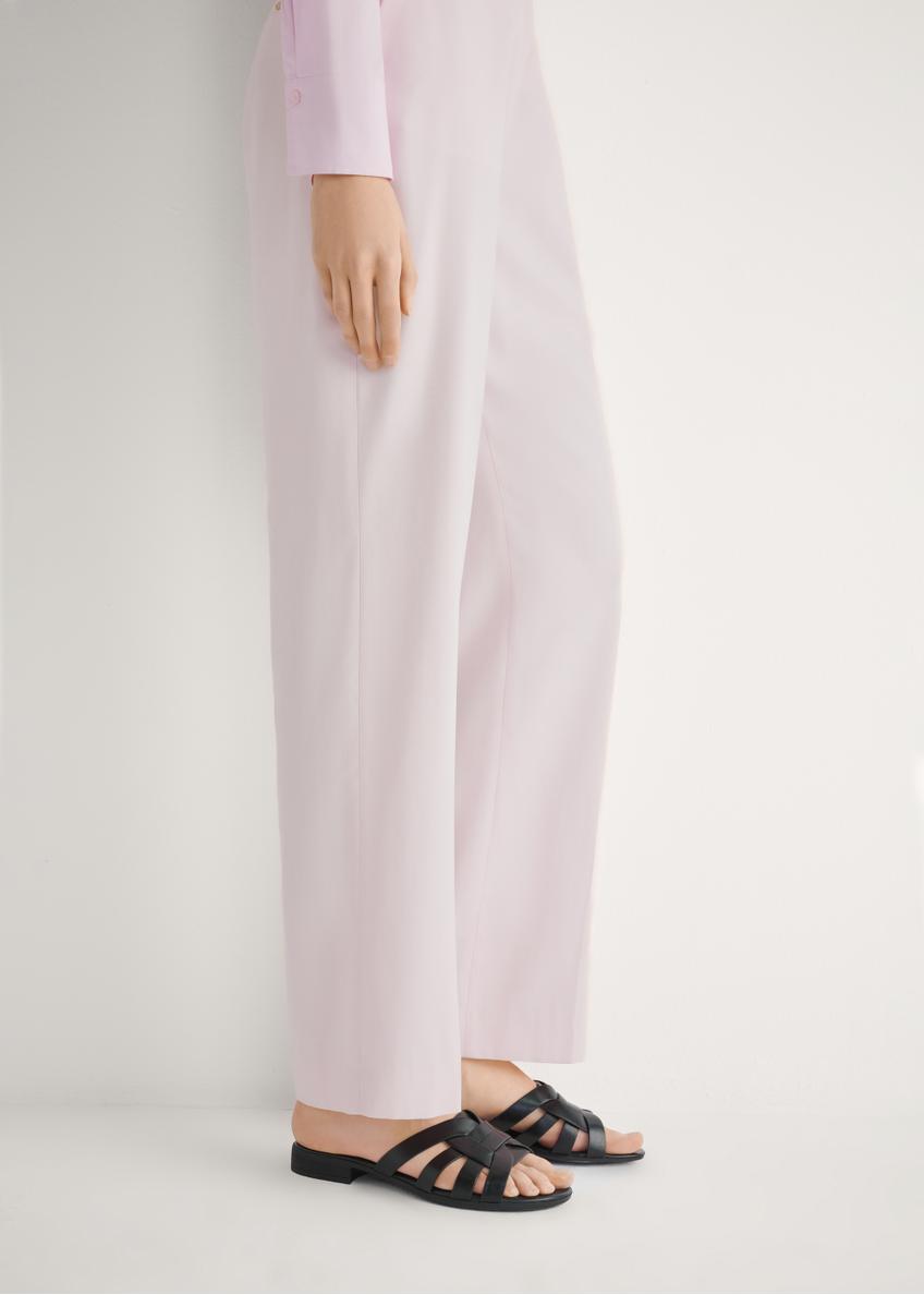 Skórzane klapki damskie w kolorze czarnym BUTYD-1266-99(W26), widok produktu z boku na stopach modelki.