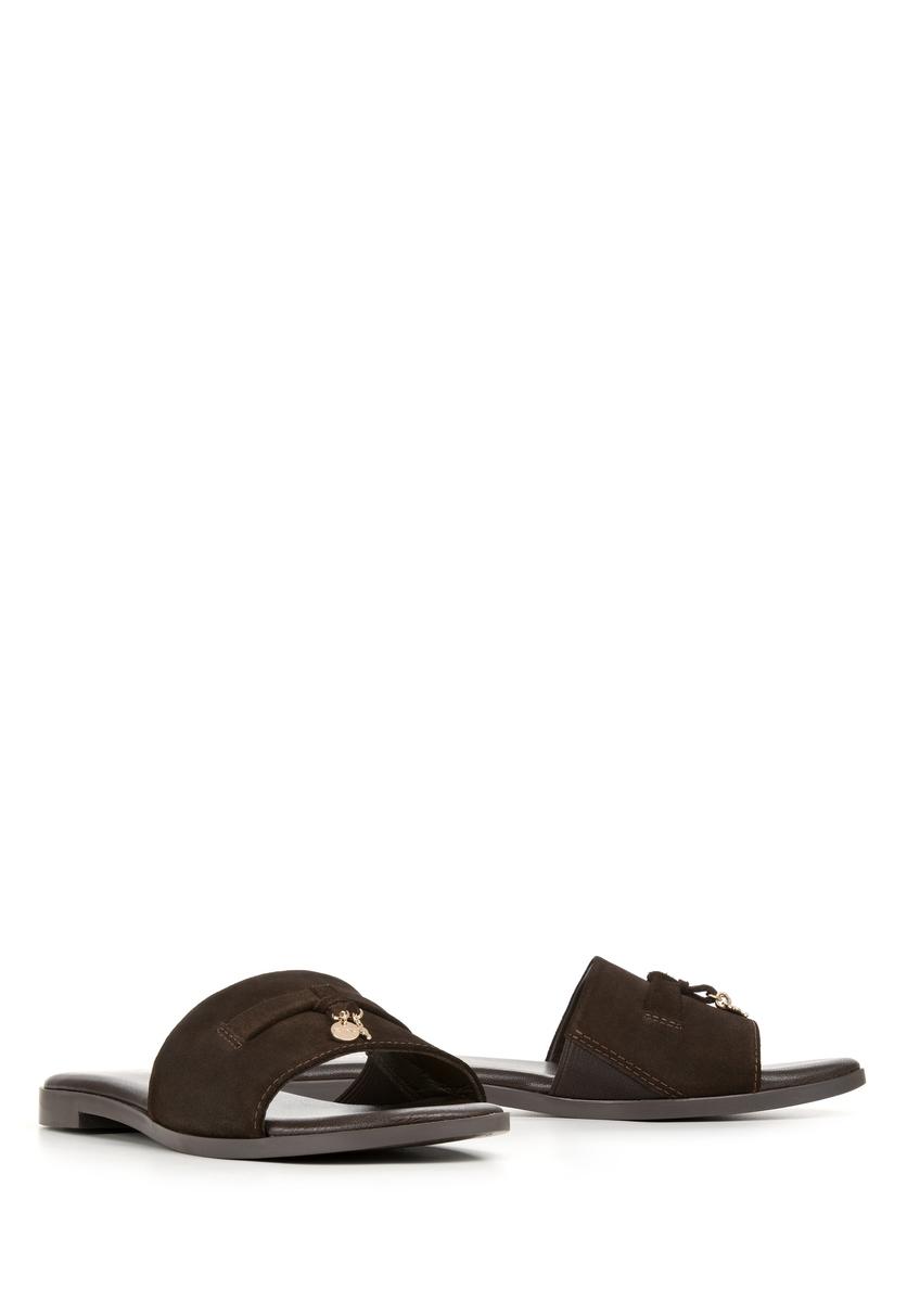 Zamszowe klapki damskie w kolorze ciemnobrązowym BUTYD-1255-1I(W26)