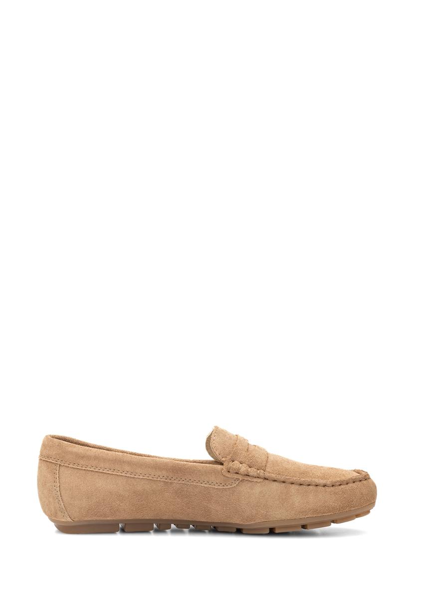 Skórzane beżowe mokasyny damskie BUTYD-1262-1B(W26), widok produktu z boku na białym tle.