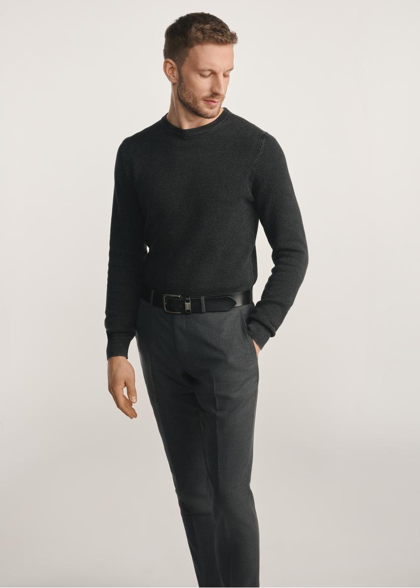 Sweter męski w kolorze czarnym SWEMT-0181-99(Z25), widok produktu z przodu na modelu. Widoczna połowa sylwetki.