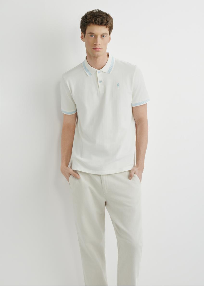 Koszulka polo w kolorze białym POLMT-0090-0B(W26), widok produktu z przodu na modelu. Widoczna połowa sylwetki.