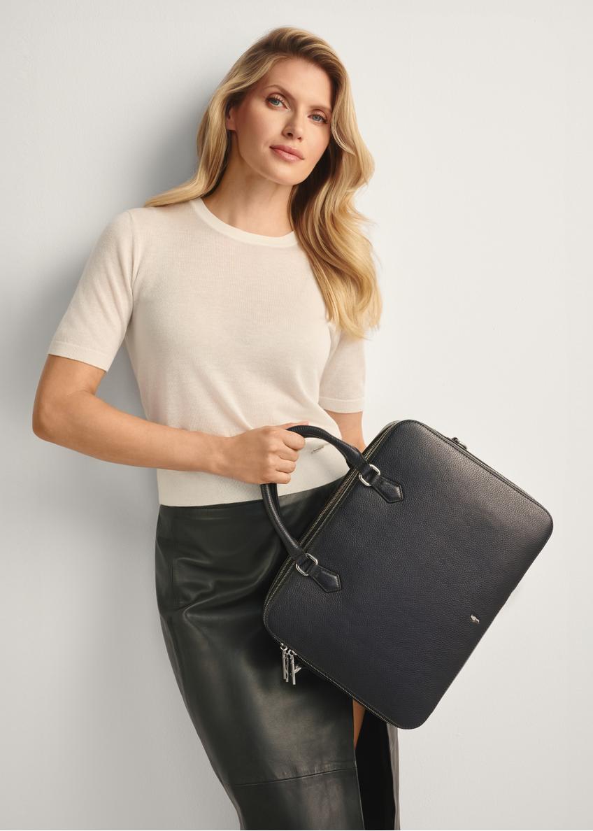 Czarna skórzana torba na laptopa TORES-1222-99-9I(W26)