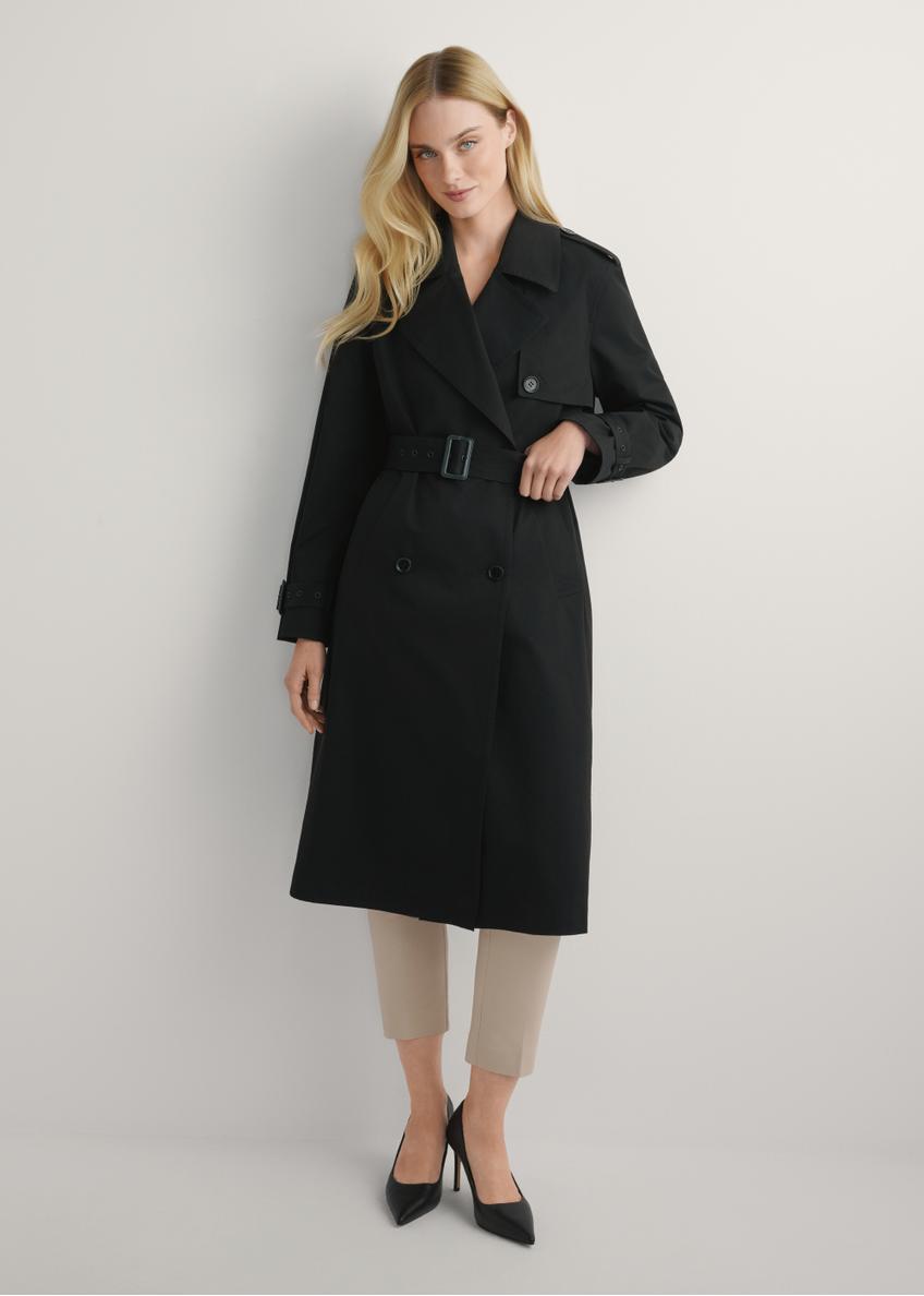 Długa czarna kurtka damska w formie płaszcza KURDT-0512-99(W25), widok produktu od przodu na modelce, widoczna cała sylwetka.