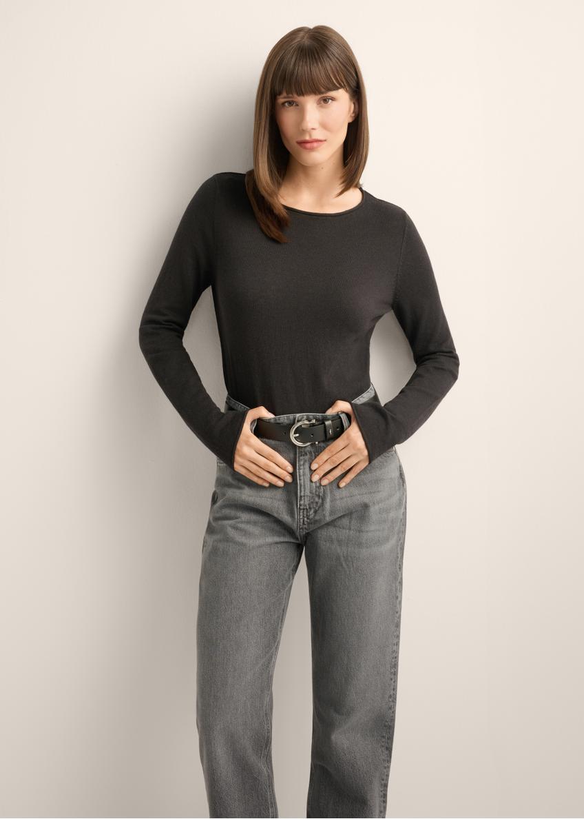 Czarny sweter damski z kaszmirem SWEDT-0260-99(Z26), widok produktu od przodu na modelce, widoczna połowa sylwetki.