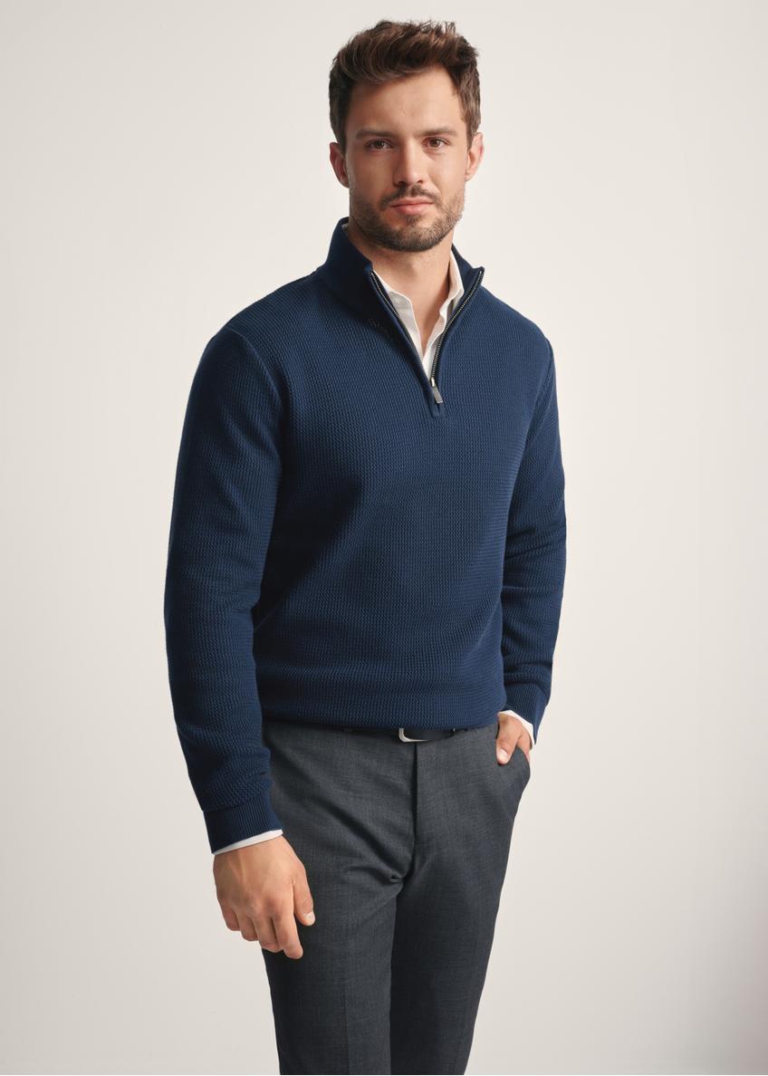 Granatowy sweter męski z suwakiem SWEMT-0167-68(Z25), widok produktu z przodu na modelu. Widoczna połowa sylwetki.