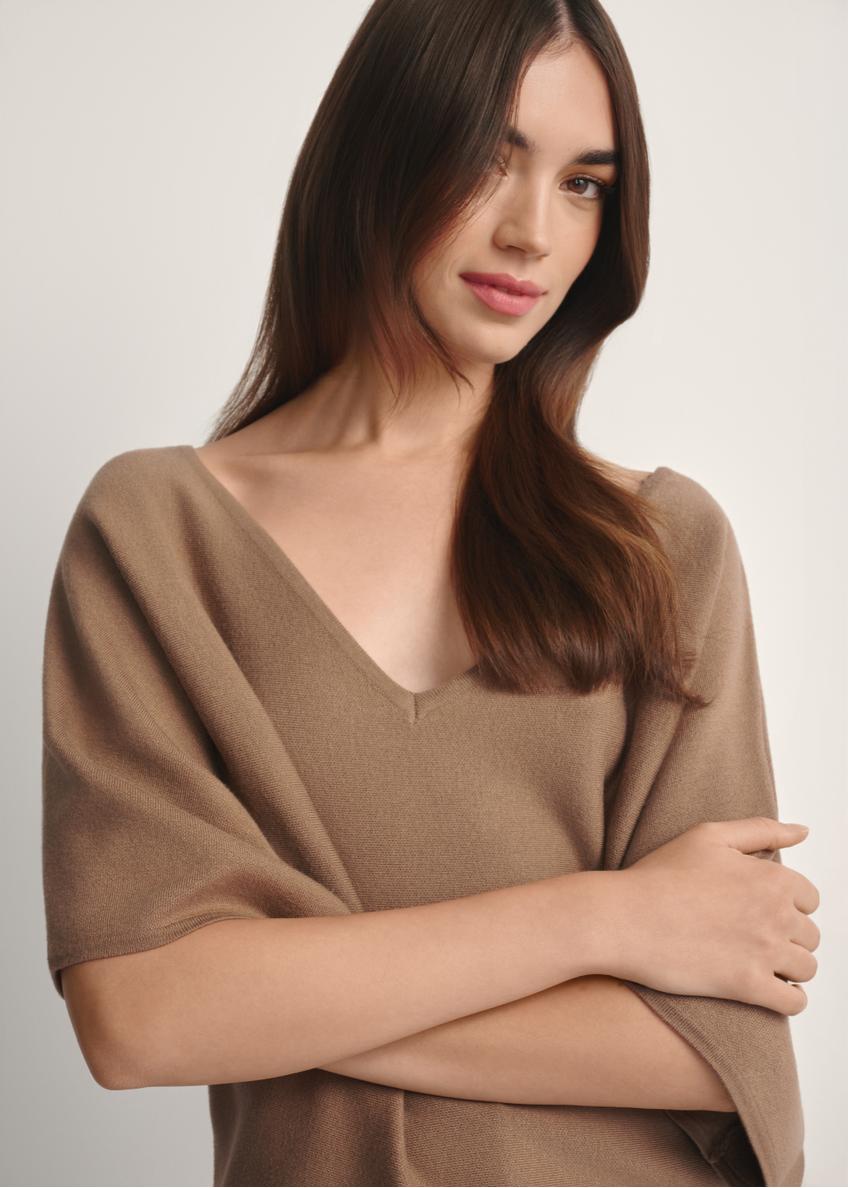 Camelowa bluzka damska BLUDT-0201-1D(W26), widok produktu od przodu na modelce, widoczna połowa sylwetki.-02